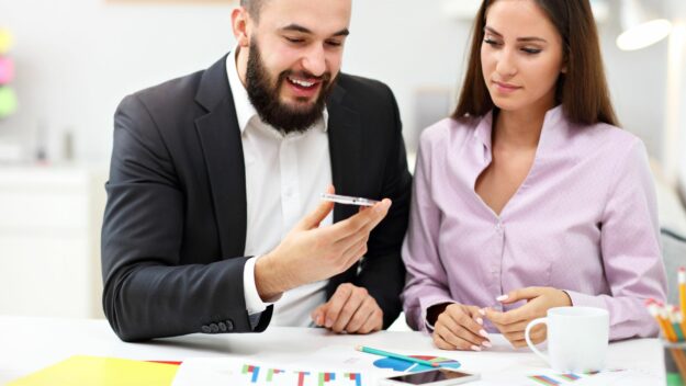 Comment une solution CRM omnicanal améliore le suivi des prospects